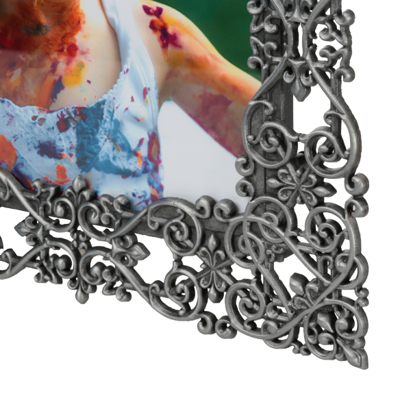 Metalowa ramka odlewana z eleganckim ornamentem