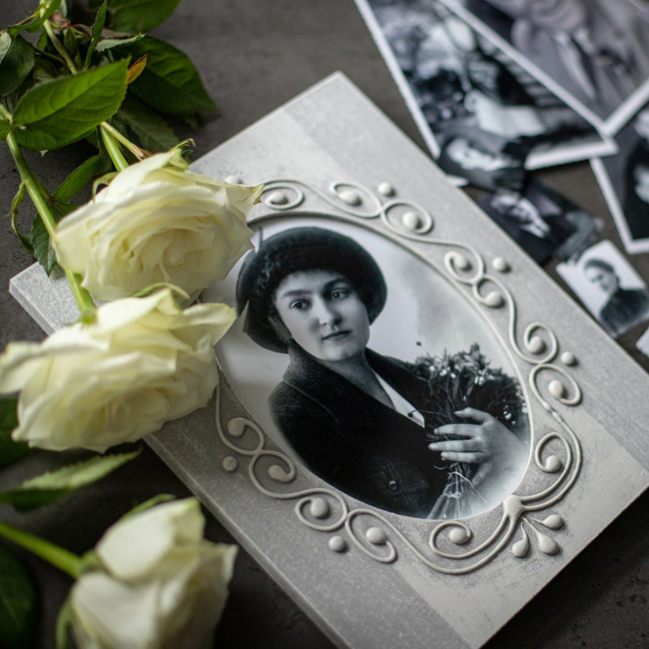 Szara ramka ręcznie zdobiona 13x18 cm - PhotoDECOR