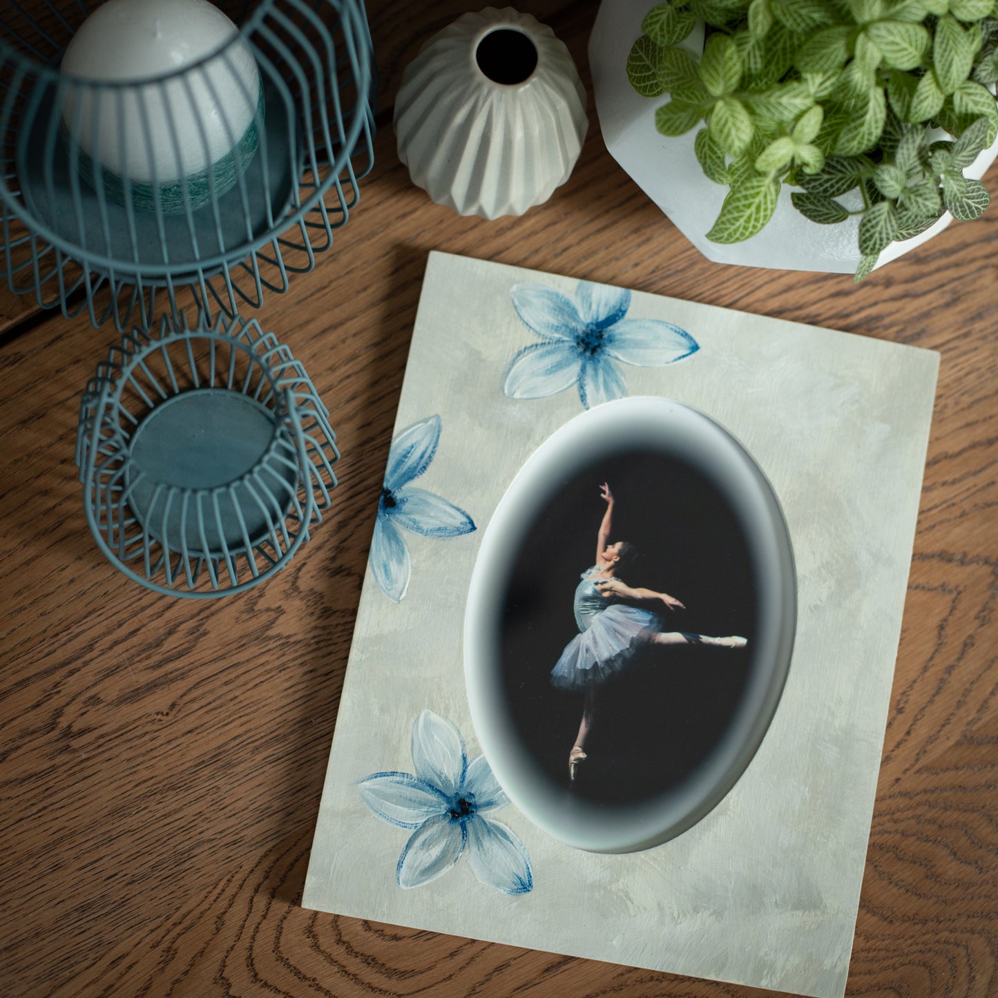 Kremowa ramka ręcznie zdobiona 13x18 cm z niebieskimi kwiatami - PhotoDECOR