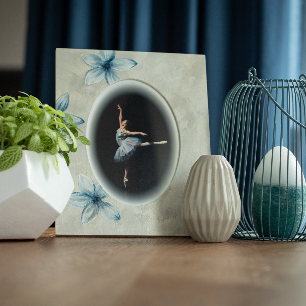 Kremowa ramka ręcznie zdobiona 13x18 cm z niebieskimi kwiatami - PhotoDECOR