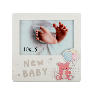 Biała ramka dziecięca 10x15 cm z napisem "New BABY" - PhotoDECOR