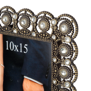 Ramka metalowa odlewana 10x15, zdobiona okrągłymi kryształkami